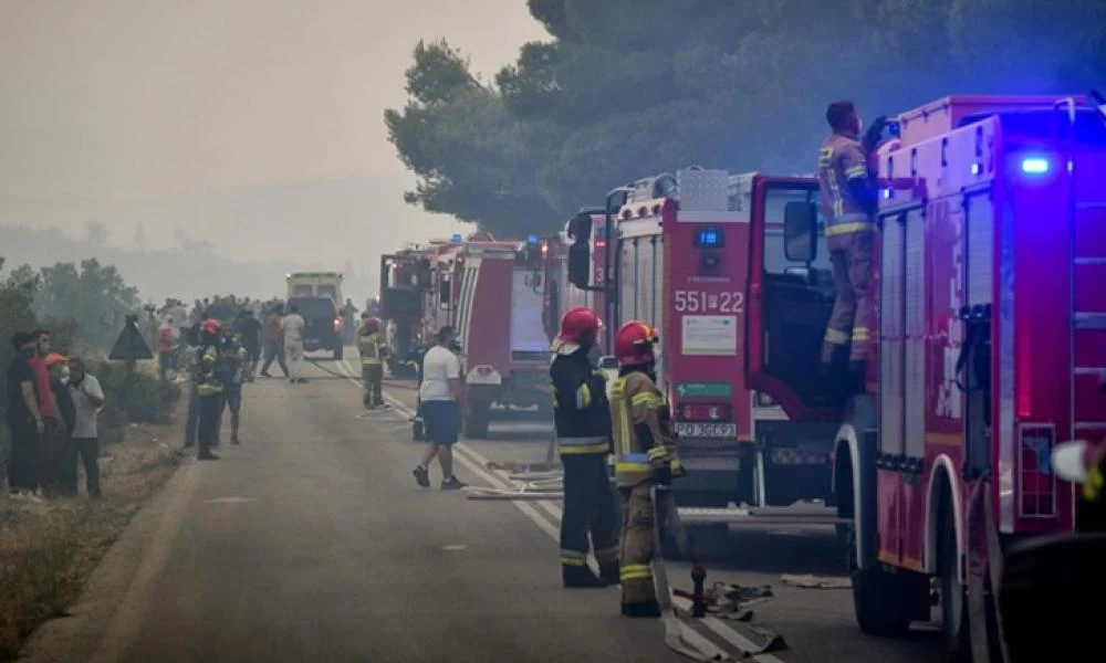 Φωτιά στα Βίλια: Καλύτερη η εικόνα του πύρινου μετώπου - Στόχος να μην επεκταθεί στον κάμπο των Μεγάρων